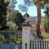 Una delle pi� grandi, magnificenti e ricche dimore di Bari, nascosta agli occhi dei passanti da un lussureggiante quanto fitto giardino e da una cinta muraria composta da eleganti balaustre bianche (foto di Antonio Caradonna)